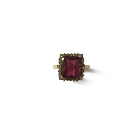 null Bague en or 14K (585), ornée d'une pierre rose de forme rectangulaire entourée...