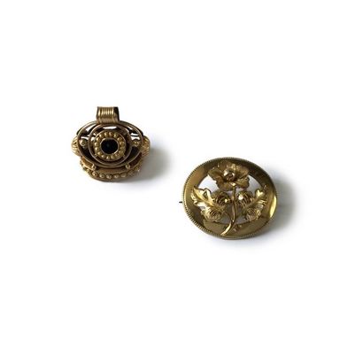 null Pendentif cachet en or 18K (750), ciselé de fleurettes. Travail français de...