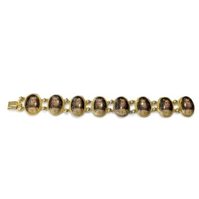 null Bracelet en argent doré articulé de 8 ovales sertis chacun d'une miniature émaillée...