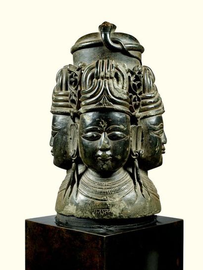 null LINGAM EN PIERRE NOIRE SCULPTÉE À QUATRE TÊTES DE SHIVA, INDE, XIXE SIÈCLE

A...