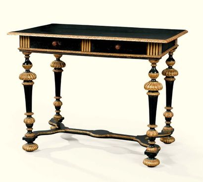 null TABLE DE MILIEU EN BOIS
RELAQUÉ NOIR ET RECHAMPI OR,
TRAVAIL ÉTRANGER DE STYLE
BAROQUE

A...