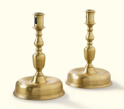 null PAIRE DE FLAMBEAUX EN BRONZE, ESPAGNE, XVIIE SIÈCLE

A PAIR OF BRONZE CANDLESTICKS,...