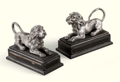 null PAIRE DE LIONS COUCHÉS EN ARGENT, DANS LE GOÛT DU XVIIE SIÈCLE D'AUGSBOURG,...