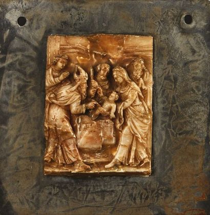 null PLAQUE en albâtre sculpté en bas-relief avec rehauts d'or représentant la Circoncision.
Malines,...