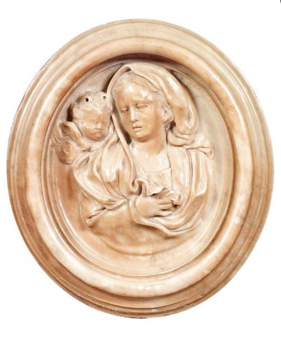 null MÉDAILLON en marbre sculpté en fort relief représentant la Vierge accompagnée...