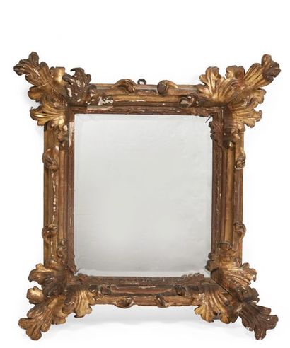 null CADRE MONTÉ EN MIROIR rectangulaire en bois sculpté et doré.
Ecoinçons à riche...