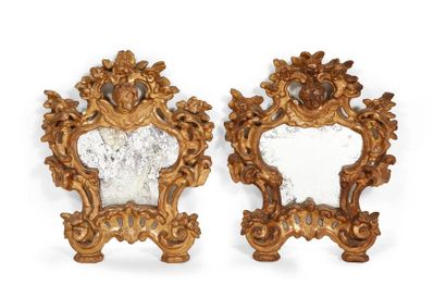 null PAIRE DE CADRES DE RELIQUAIRES montés en miroir en bois sculpté et doré.
Italie,...