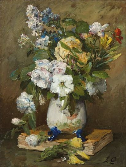 École FRANÇAISE fin du XIXe siècle Fleurs dans un vase en porcelaine, posé sur un...