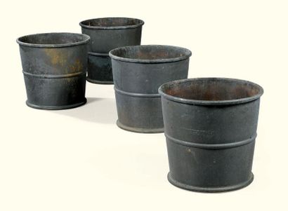 null * QUATRE GRANDS CACHE POTS EN ZINC, TRAVAIL MODERNE DE LA MAISON BRONZINO

FOUR...