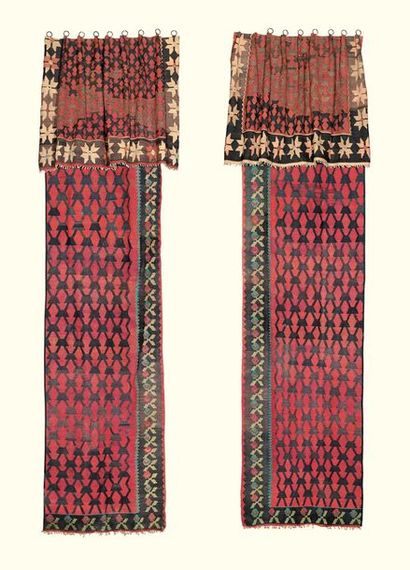 null PAIRE DE RIDEAUX EN KILIM ET TAPIS KILIM, MAROC, XXE SIÈCLE

A PAIR OF KILIM...