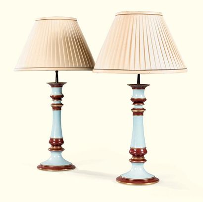 null PAIRE DE PIEDS DE LAMPE EN PORCELAINE BLEU CLAIR ET ROUGE, DÉBUT DU XXE SIÈCLE

A...