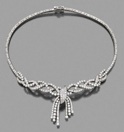 null COLLIER ARTICULÉ en platine et en or gris 18K (750), serti de diamants ronds,...