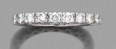 null ALLIANCE en or gris 18K (750), entièrement sertie de diamants ronds de taille...