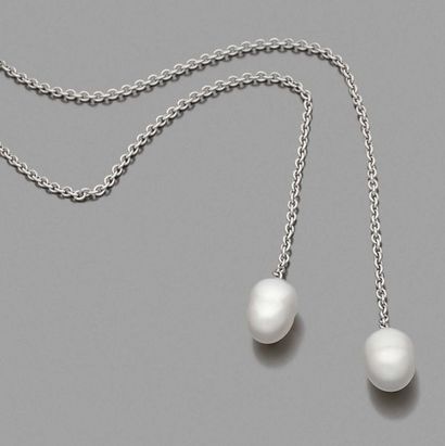 null COLLIER BAYADÈRE en or gris 18K (750), les extrémités ornées chacune d'une perle...