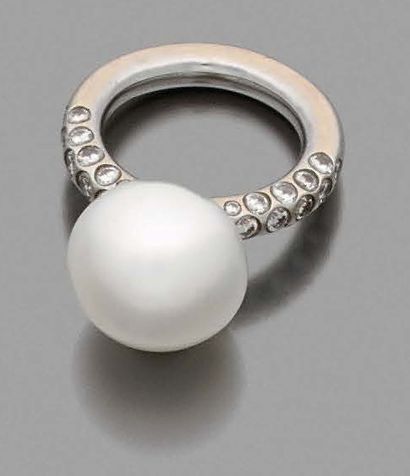null BAGUE en or gris 18K (750), ornée d'une perle de culture blanche baroque, l'épaulement...
