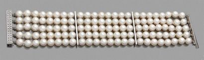 MIKIMOTO (ATTRIBUÉ À) BRACELET de 5 rangs de perles de culture blanches, ponctué...