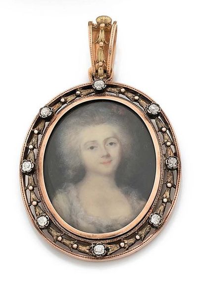 null PENDENTIF DE FORME OVALE en deux tons d'or 18K (750), orné d'une miniature polychrome...