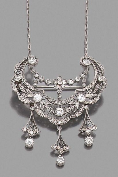 null COLLIER en or gris 18K (750), orné d'un motif festonné serti de diamants ronds...