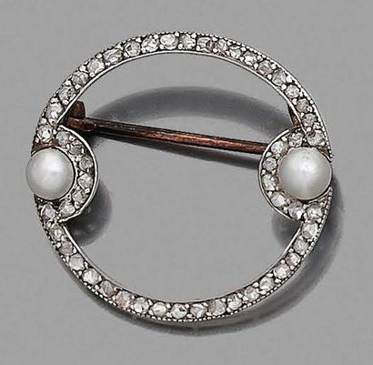 null BROCHE SEMI-CIRCULAIRE en or gris 18K (750), sertie de diamants taillés en roses,...