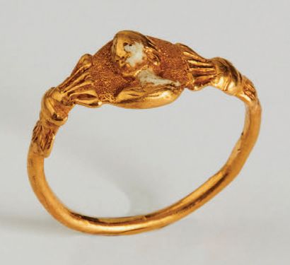 null Bague en or ciselé et émail blanc. Chaton orné d'un buste d'homme en relief,...