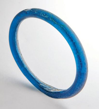 null Lot de deux bracelets en pâte de verre bleu foncé ornés de motifs bleu clair...
