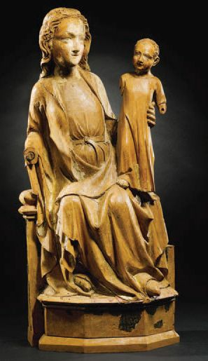 null Vierge à l'Enfant en noyer sculpté, dos ébauché. Assise sur un banc-trône, le...