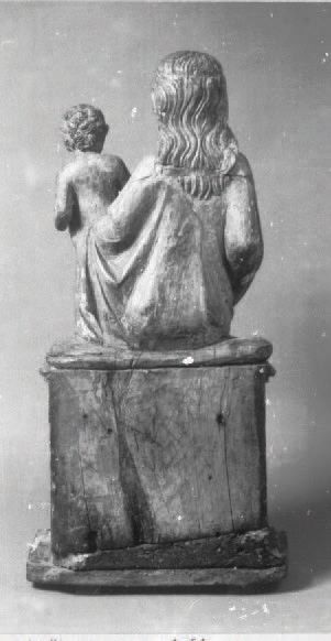 null Vierge à l'Enfant en noyer sculpté, dos ébauché. Assise sur un banc-trône, le...