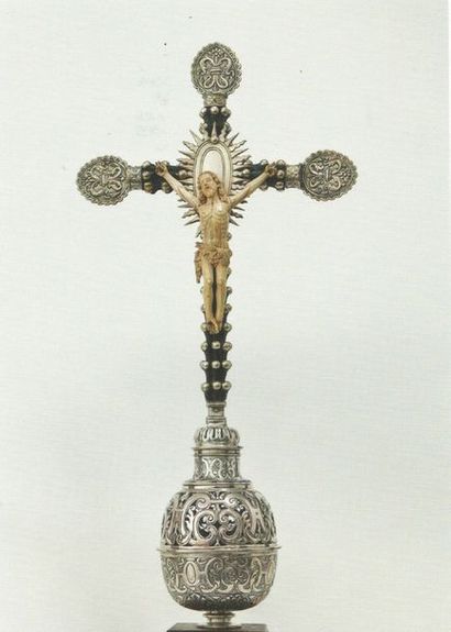 null Grande croix d'autel en argent fondu, ciselé et ajouré avec Christ en ivoire...