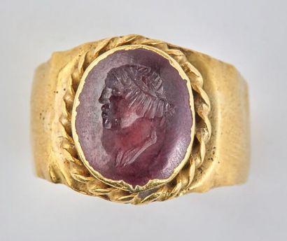 null Bague en or et rubis. Intaille légèrement bombée ornée d'un profil gauche de...