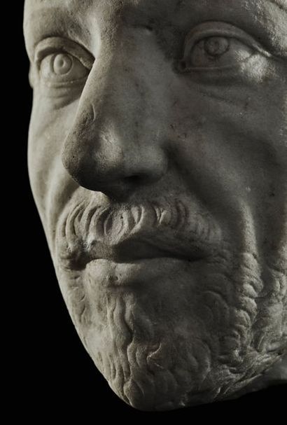 null Importante tête d'homme laurée en marbre de Carrare sculptée en ronde-bosse.
Portrait...