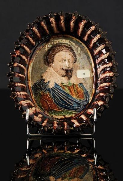 null Petite coupe sur piédouche en terre cuite glaçurée polychrome représentant un...