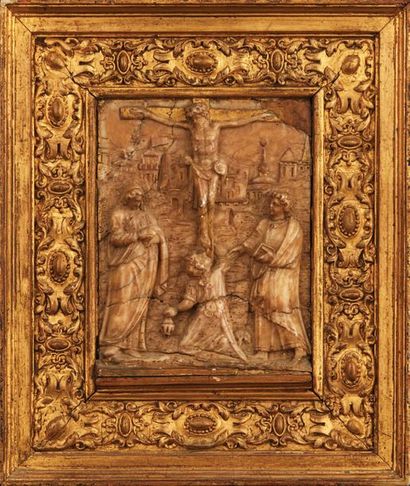 null Plaque en albâtre sculpté en bas-relief avec rehauts d'or représentant la Crucifixion...