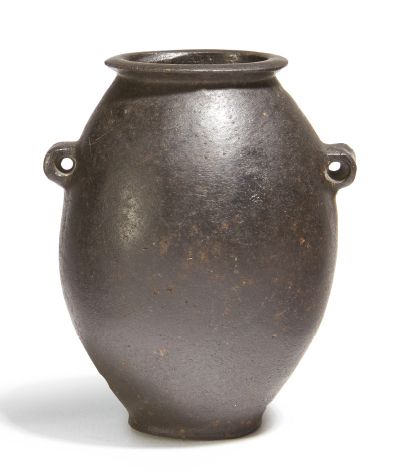 null ?VASE TONNELET.
Égypte, Nagada II.
Vase oblong à lèvre annulaire muni de deux...