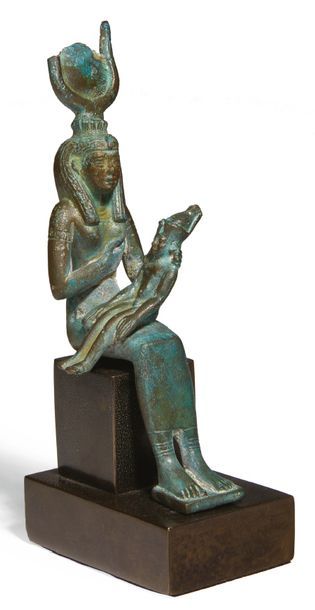 null ISIS LACTANS.
Égypte, Basse Époque - Époque Ptolémaïque.
Statuette votive représentant...