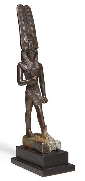 null STATUETTE DE MONTOU.
Égypte, Basse Époque.
Rare statuette votive représentant...