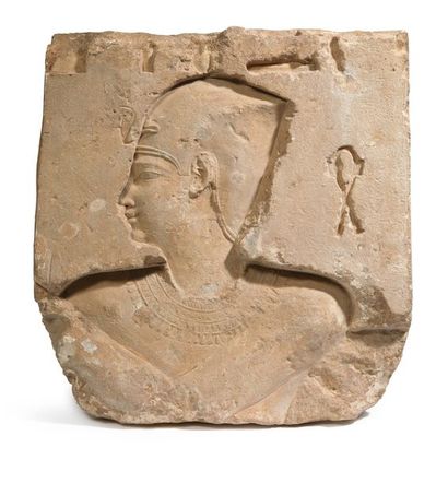 null ? BAS-RELIEF: PROFIL ROYAL.
Égypte, Époque Ptolémaïque.
Fragment de bas-relief...