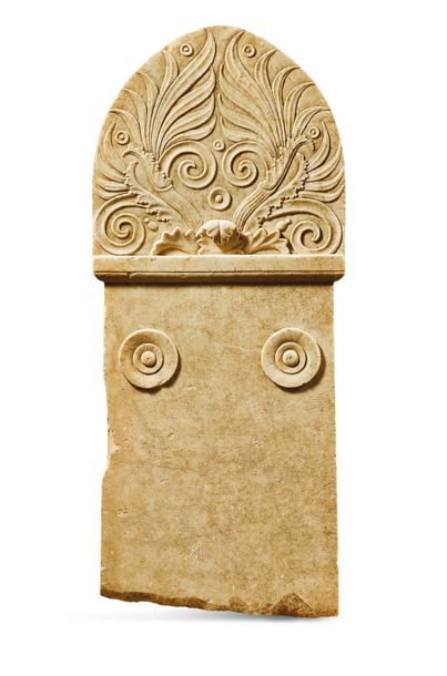 null ? STÈLE À ANTHÉMION.
Art Grec, IVe siècle av. J.-C.
Stèle sculptée au centre...