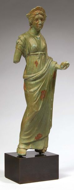 null ? STATUETTE DE FEMME.
Étrurie, IVe-IIIe siècles av. J.-C.
Grande statuette représentant...