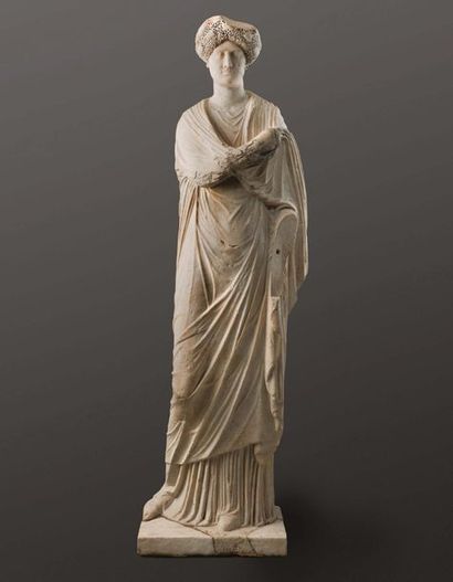 null ? STATUE DE PATRICIENNE.
Art Romain, Époque Flavienne, fin du Ier siècle.
Statue...