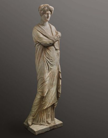 null ? STATUE DE PATRICIENNE.
Art Romain, Époque Flavienne, fin du Ier siècle.
Statue...