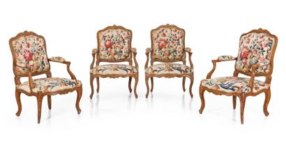 null Suite de quatre fauteuils à la reine en bois naturel mouluré, sculpté. Pieds...