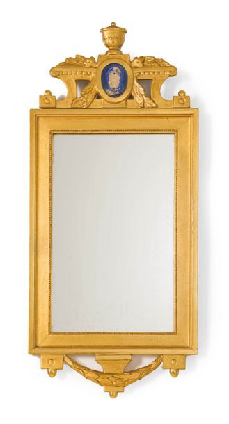 null Miroir en bois doré et sculpté
XIXe siècle (Manque le médaillon)
H_80 cm L_36...