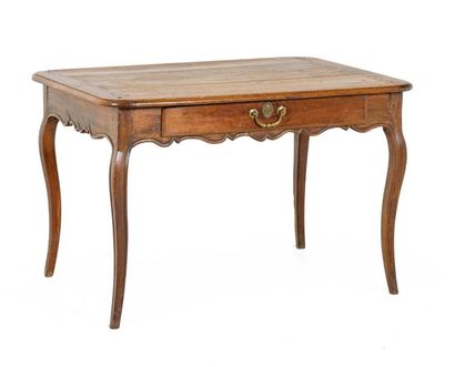 null Petite table en chêne ouvrant à un tiroir en ceinture
XVIIIe siècle
H_70 cm...