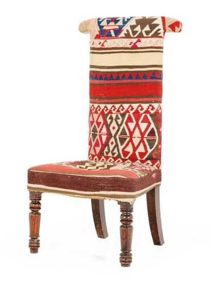 null Chauffeuse recouverte de kilim
XIXe siècle
H_103 cm