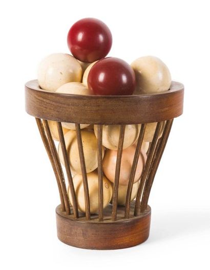 null Petit panier en bois contenant d'anciennes boules de billard avec trois paniers...