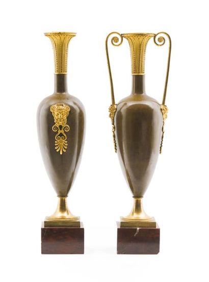 GALLE Claude (1759-1815), attribuée à. Paire de vases balustre en bronze patiné et...