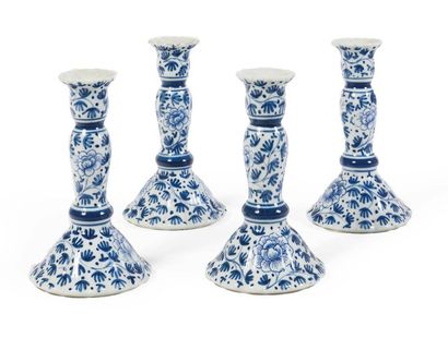 null Suite de quatre bougeoirs en porcelaine à décor blanc - bleu de fleurs
H_17,5...