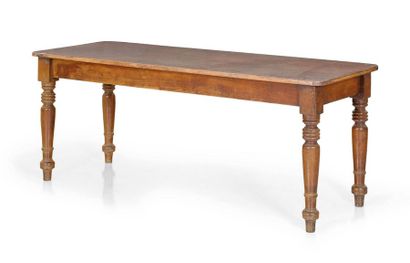 null Longue table en bois, les pieds tournés et le plateau formé d'une seule planche
XIXe...