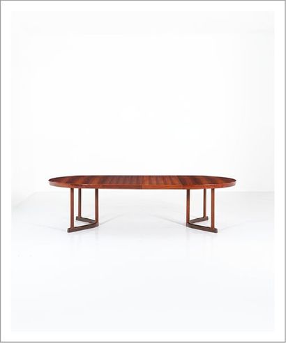 JOHANNES ANDERSEN 1903-1995 Danemark Table ovale à allonges
Palissandre
Édition Bech...