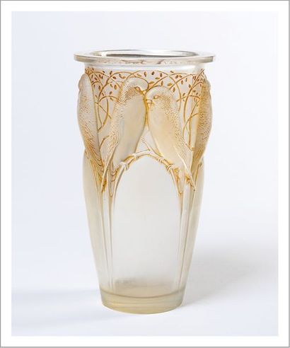 RENÉ LALIQUE 1860-1945 France Vase «Ceylan» modèle «905»
Verre opalescent
Signé «R....